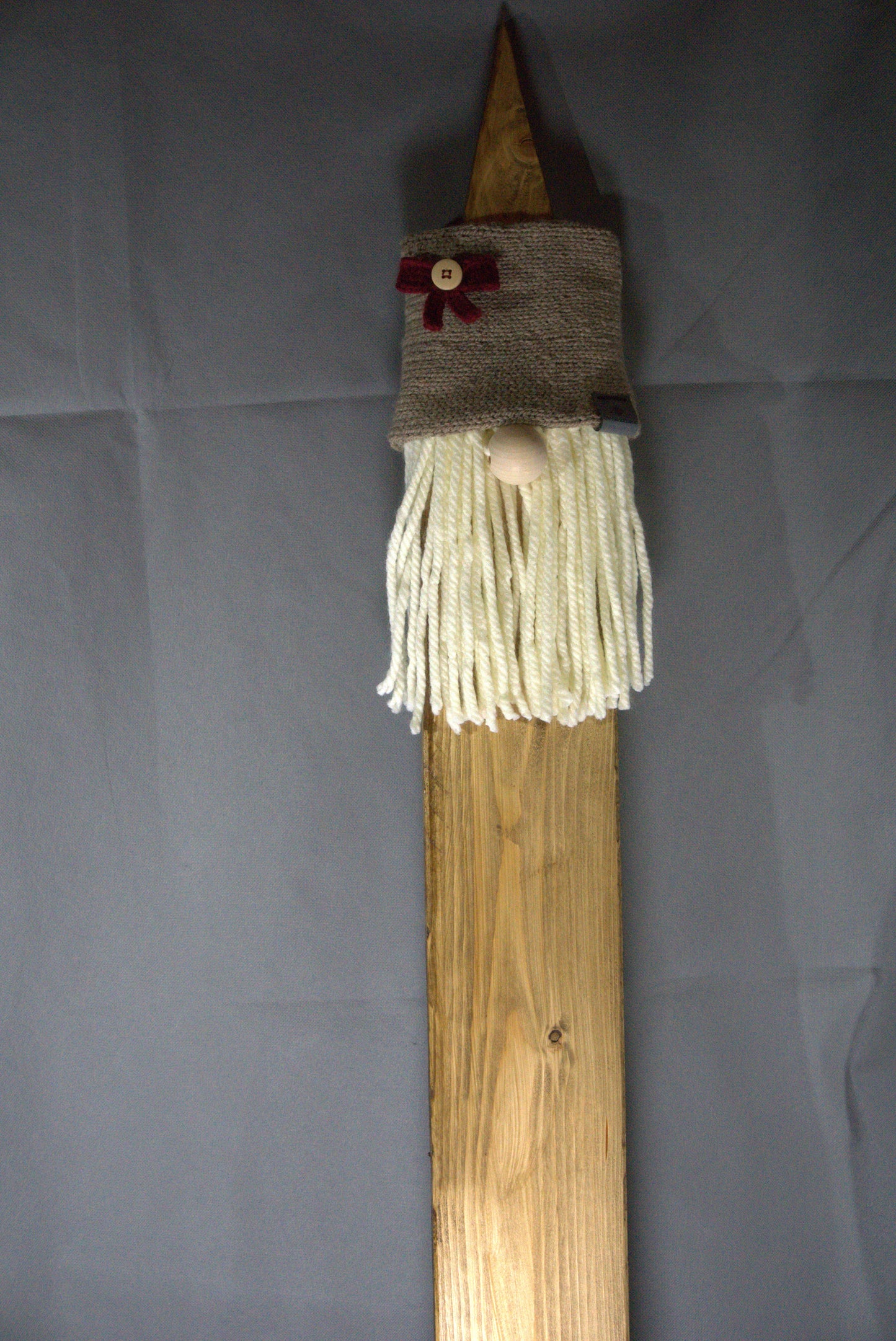 Handgefertigter Holzwichtel in braun mit gestrickter Mütze aus 100% Baumwolle und braun lasiertem Holz – liebevolle Deko für Ihr Zuhause, Größe 100x12 cm, Unikat von bw-handmade.