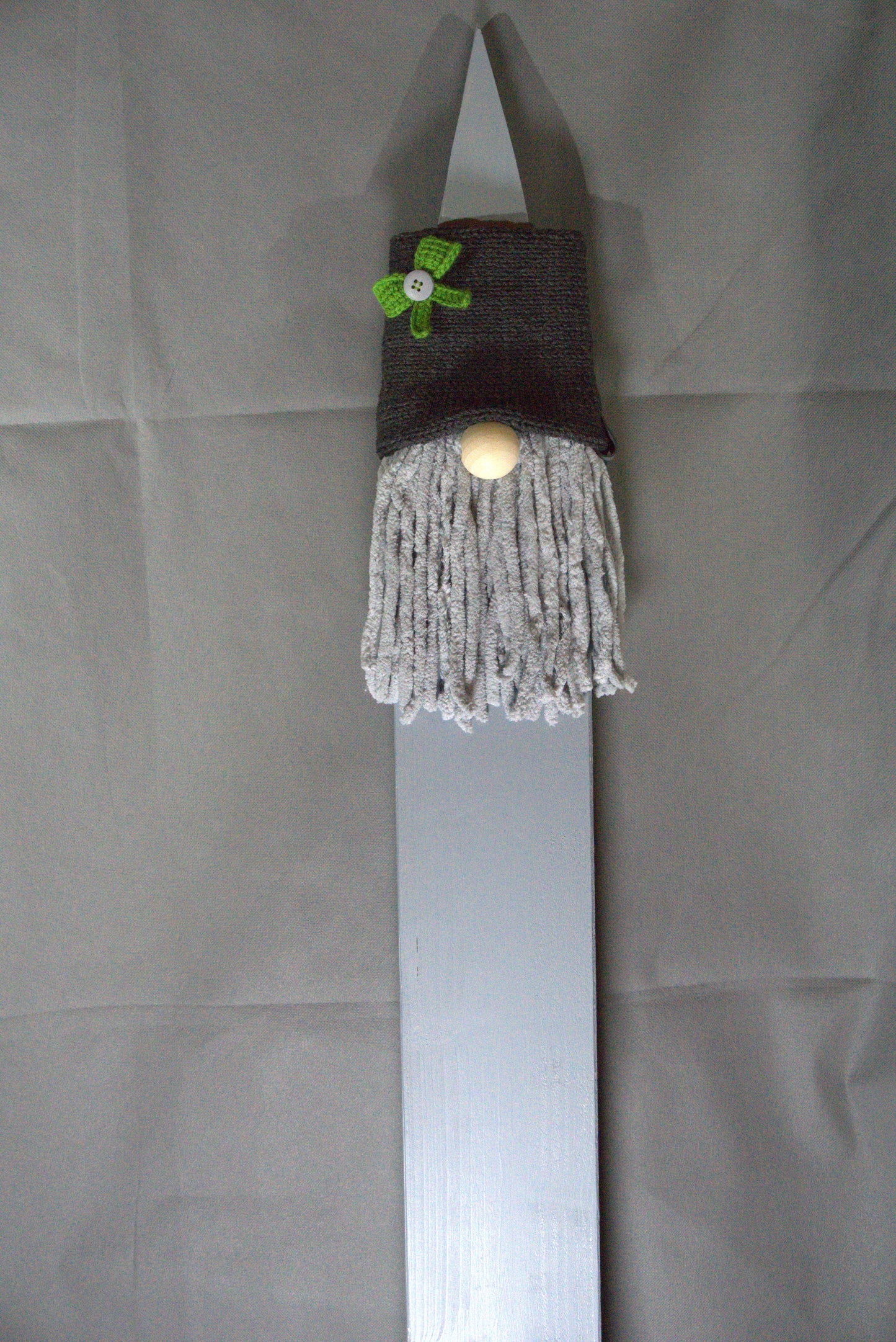 Eleganter Holzwichtel in grau mit gestrickter Mütze aus 100% Baumwolle und grauem lackiertem Holz – handgefertigte Winterdeko, Größe 100x12 cm, Unikat von bw-handmade.