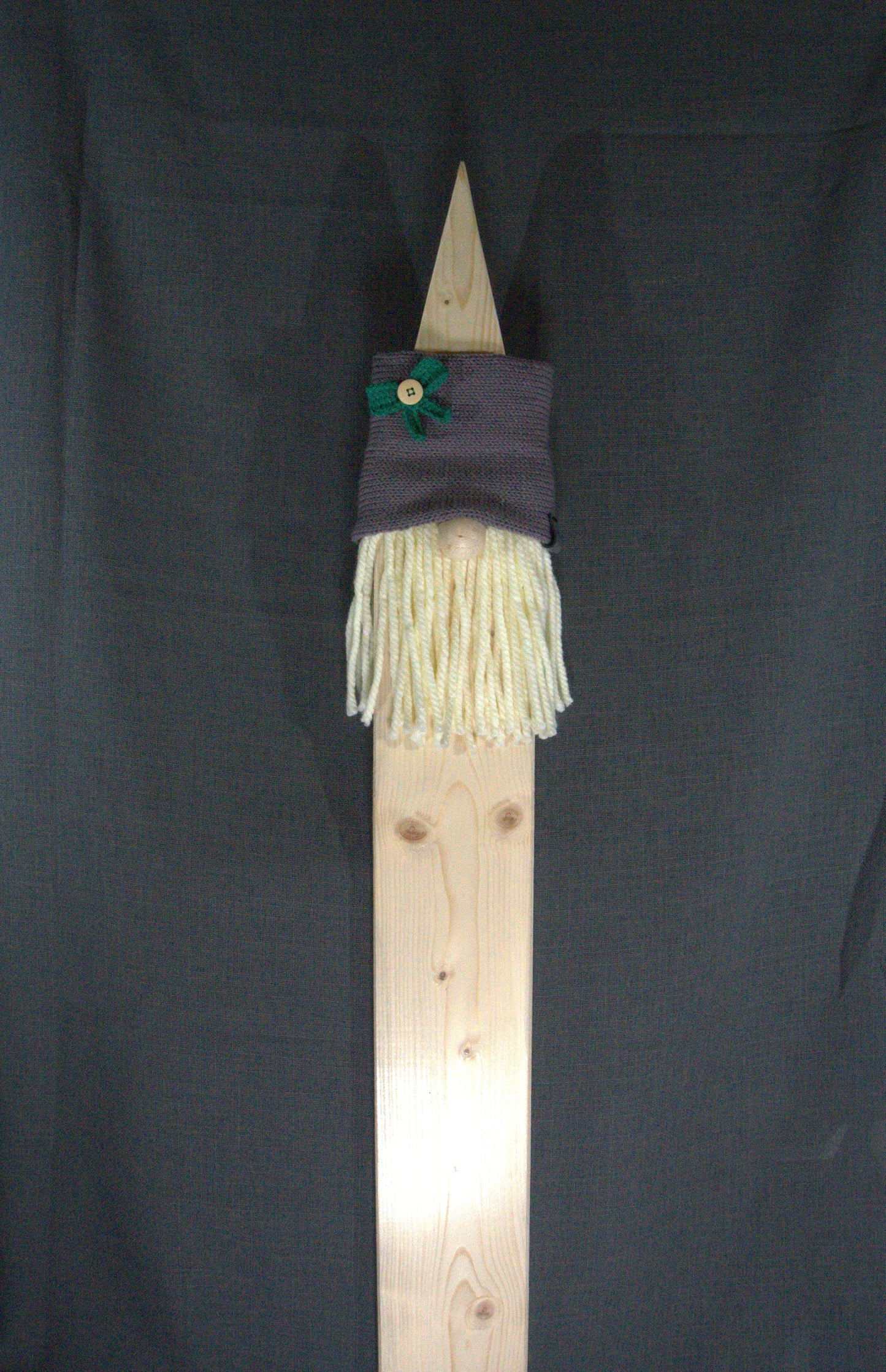 Handgefertigter Holzwichtel in natur mit gestrickter Mütze aus 100% Baumwolle und lasiertem Holz – charmante Deko, Größe 100x12 cm, Unikat von bw-handmade.