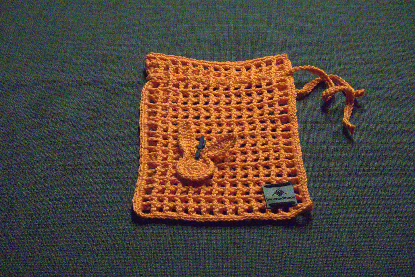 Gehäkeltes Oster-Säckchen in Orange, Größe 14x18 cm, 100% Baumwolle, handgefertigt von bw-handmade, ideal für Ostergeschenke und Dekoration.