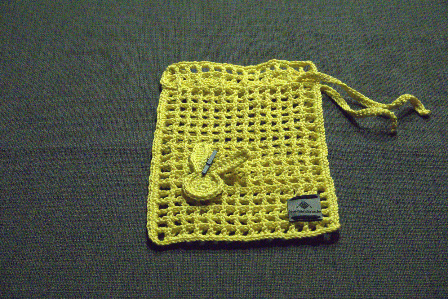 Gehäkeltes Oster-Säckchen in Gelb, Größe 14x18 cm, 100% Baumwolle, handgefertigt von bw-handmade, perfekt für nachhaltige Geschenke und Dekoration.