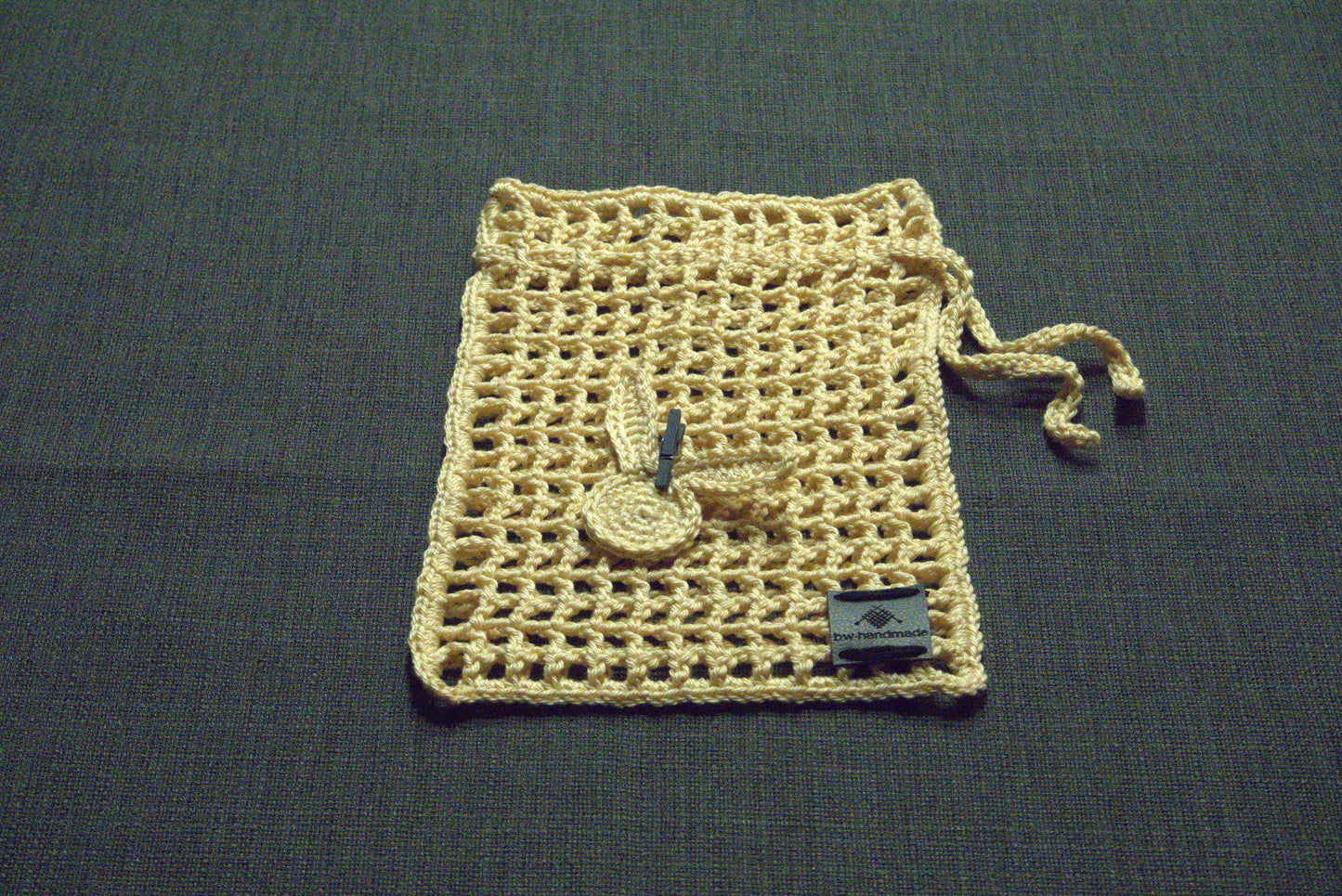Gehäkeltes Oster-Säckchen in Apricot, Größe 14x18 cm, 100% Baumwolle, handgefertigt von bw-handmade, ideal für Ostergeschenke und kreative Deko