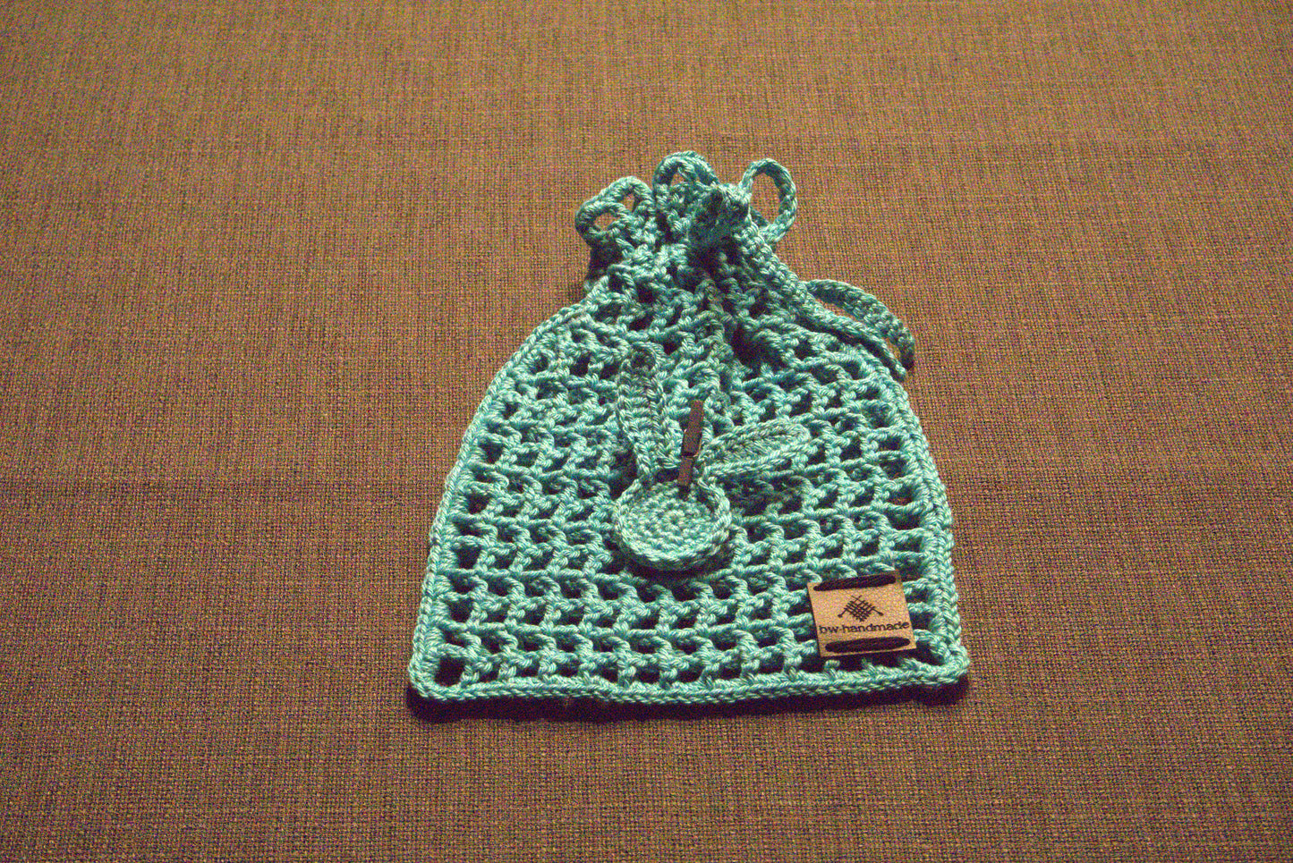 Gehäkeltes Oster-Säckchen in Blau, Größe 14x18 cm, 100% Baumwolle, handgefertigt von bw-handmade, perfekt für Ostergeschenke und frühlingshafte Dekoration.
