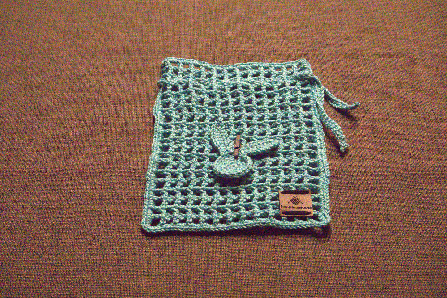 Gehäkeltes Oster-Säckchen in Blau, Größe 14x18 cm, 100% Baumwolle, handgefertigt von bw-handmade, perfekt für Ostergeschenke und frühlingshafte Dekoration.