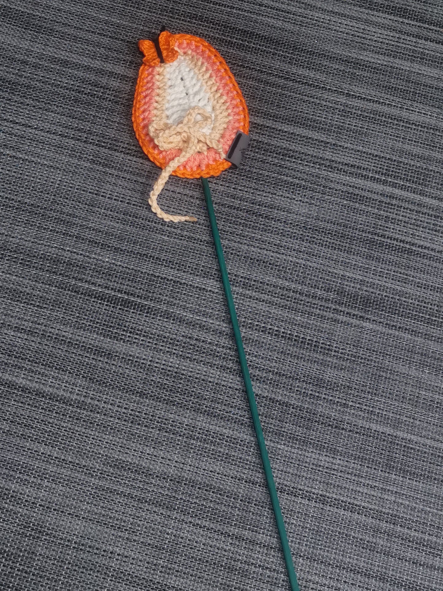 Osterei Stecker Orange – Handgehäkelt aus Baumwolle, Ei 8x12 cm, Holzstab, Gesamtlänge 43 cm, perfekte Osterdekoration
