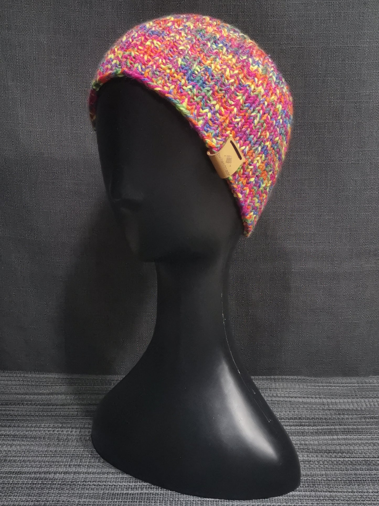 Buntes handgestricktes Kinder-Stirnband in Einheitsgröße, perfekt für kalte Tage und modische Akzente. 🌈🧶