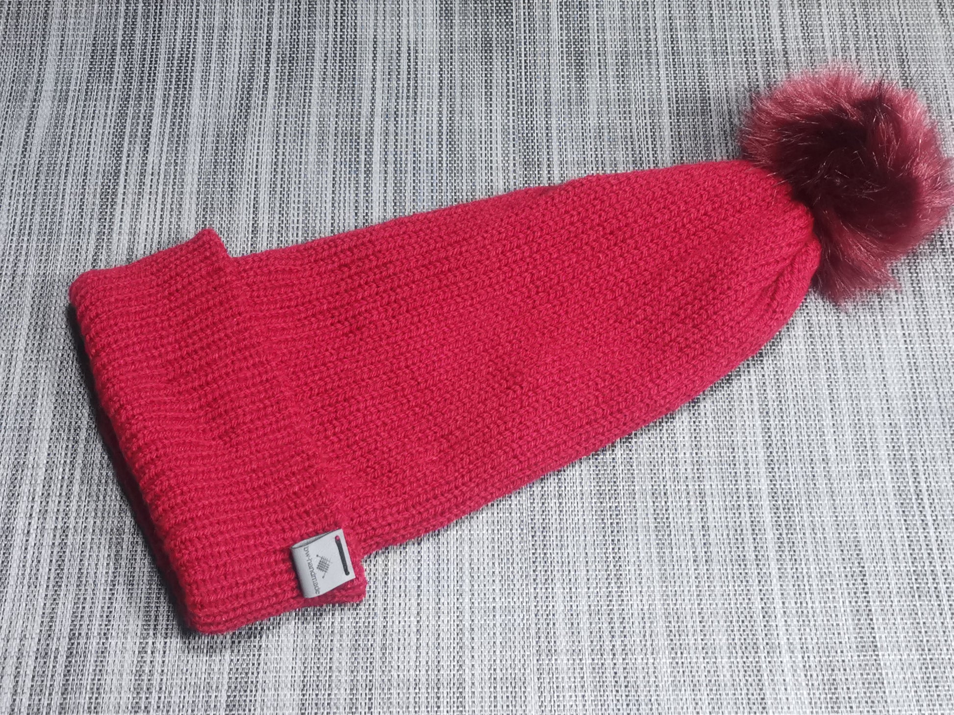 Handgestrickte Bommelmütze in Rot mit Kunstfellbommel, 50 cm – stylisch & warm für den Winter. ❤️🧶