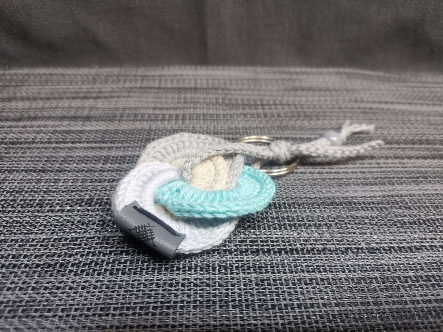 Handgehäkelte Schlüsselanhänger in Grau, Beige, Grün, Blau & Türkis, 7 cm Durchmesser, mit Metallring – handmade von bw-handmade.