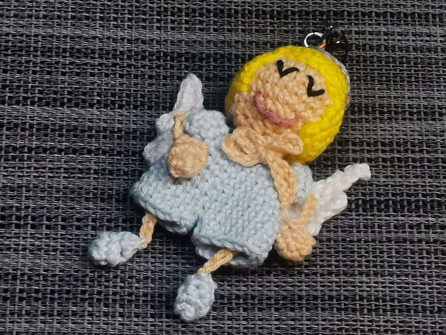 Handgehäkelter Schutzengel-Anhänger in Blau, 6 x 9 cm, Baumwolle – Schlüssel- oder Taschenanhänger, handmade von bw-handmade.