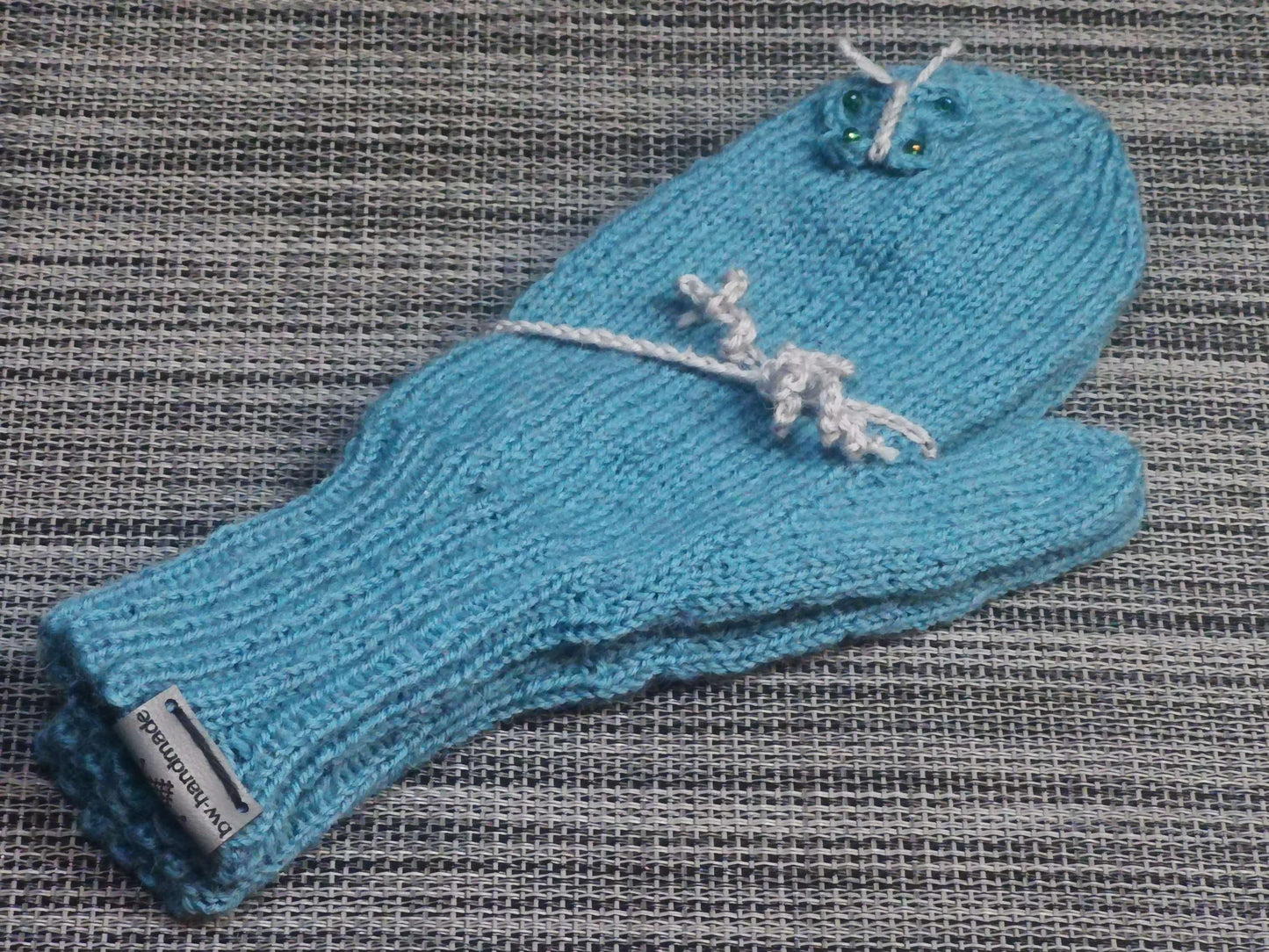 Kinderhandschuhe in Grün & Blau mit gehäkeltem Schmetterling, Einheitsgröße, 75 % Schurwolle – handgemacht von bw-handmade.
