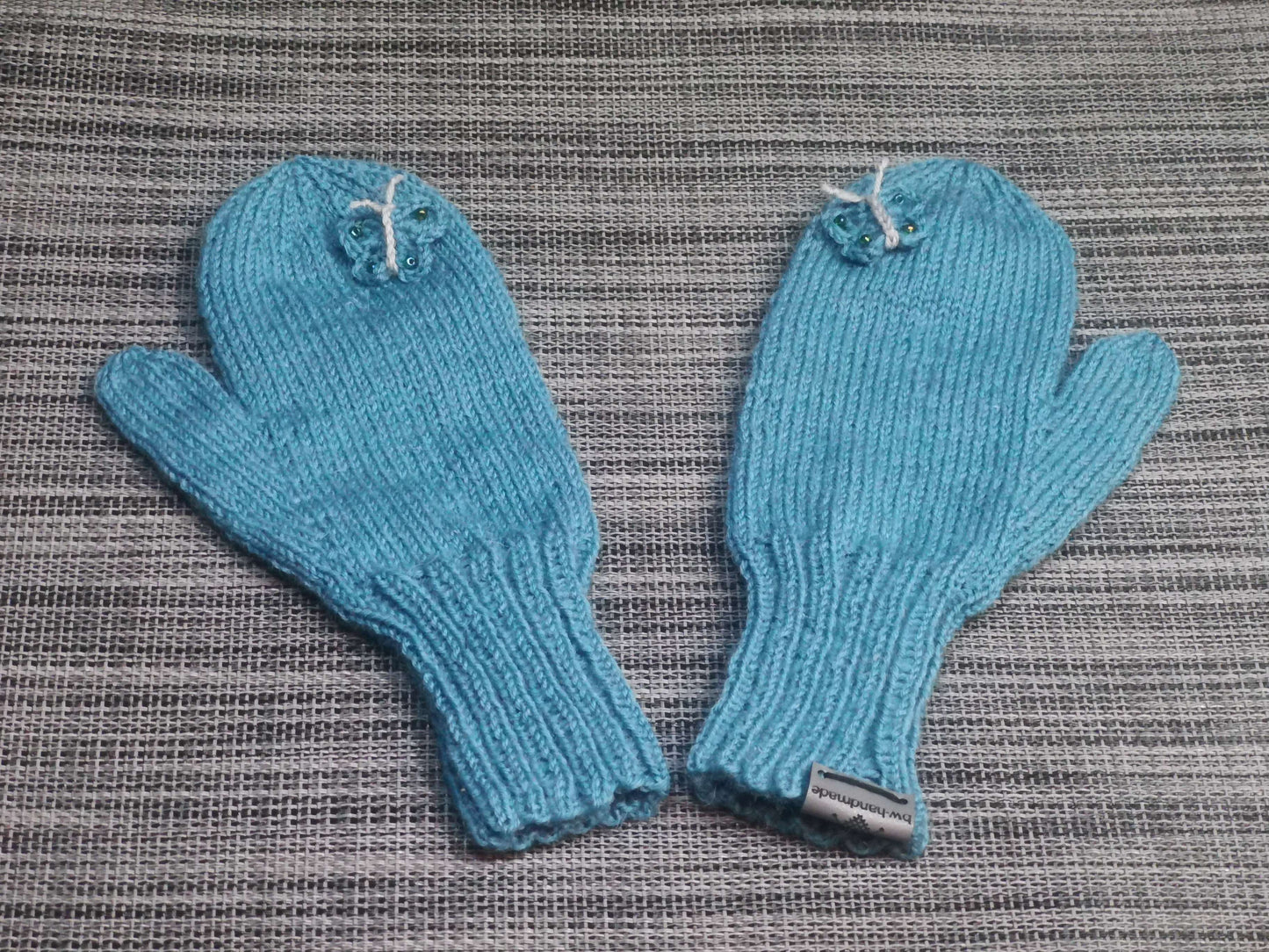 Kinderhandschuhe in Grün & Blau mit gehäkeltem Schmetterling, Einheitsgröße, 75 % Schurwolle – handgemacht von bw-handmade.