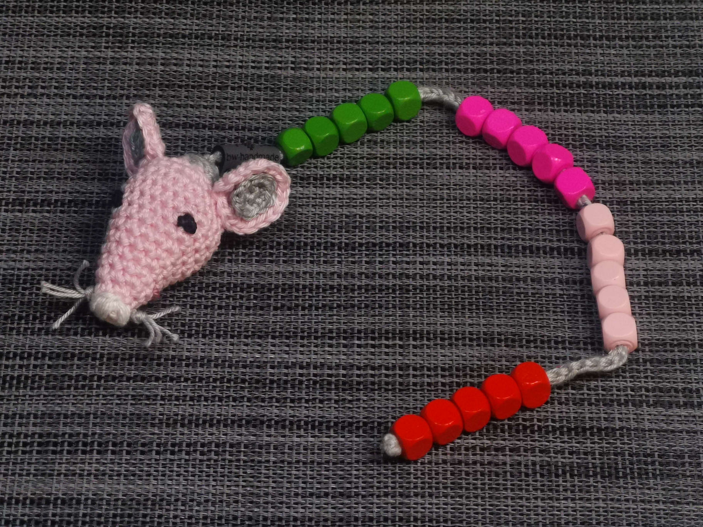 Handgehäkelte Rechenmaus in Rosa, 36 cm lang, Maus 5 cm breit, Baumwolle mit Holzperlen – Lernspielzeug von bw-handmade.
