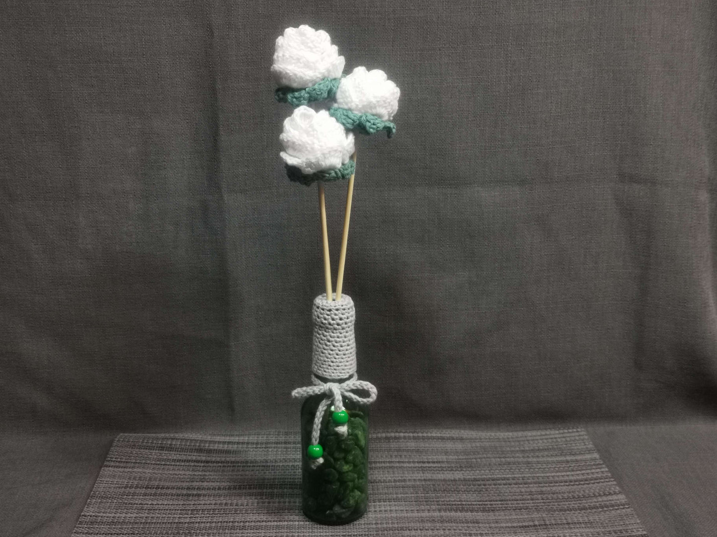 Handgehäkelte Rosen-Vase in Weiß, Grün & Grau aus Baumwolle, 38 cm hoch – nachhaltige Dekoration von bw-handmade.