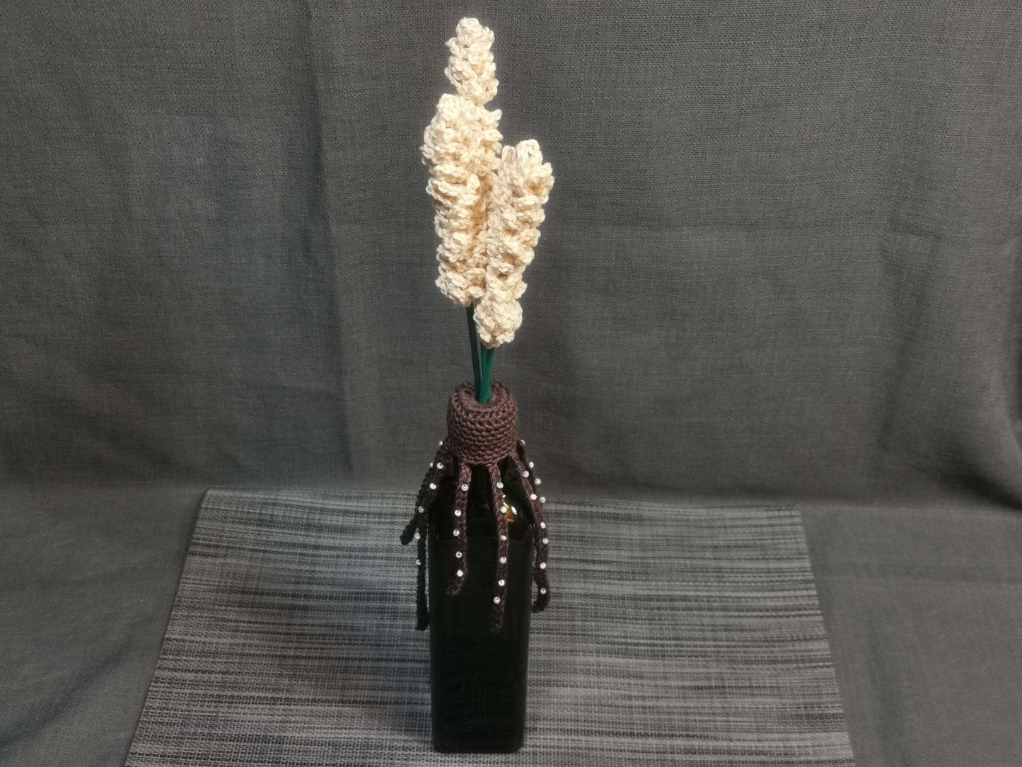Lavendel-Vase handgehäkelt in Apricot & Braun, 52 cm hoch, Baumwolle, Holzstab – stilvolle Handmade-Deko von bw-handmade.