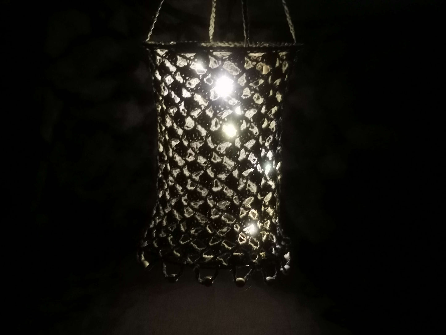 Graue Häkellaterne mit LED-Licht, 20 cm Durchmesser, 60 cm hoch, aus Baumwolle mit Metallringen und weißen Holzperlen – handgefertigt von bw-handmade.