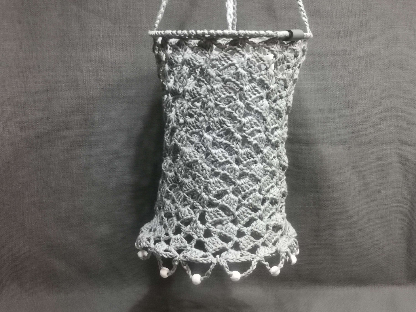 Graue Häkellaterne mit LED-Licht, 20 cm Durchmesser, 60 cm hoch, aus Baumwolle mit Metallringen und weißen Holzperlen – handgefertigt von bw-handmade.
