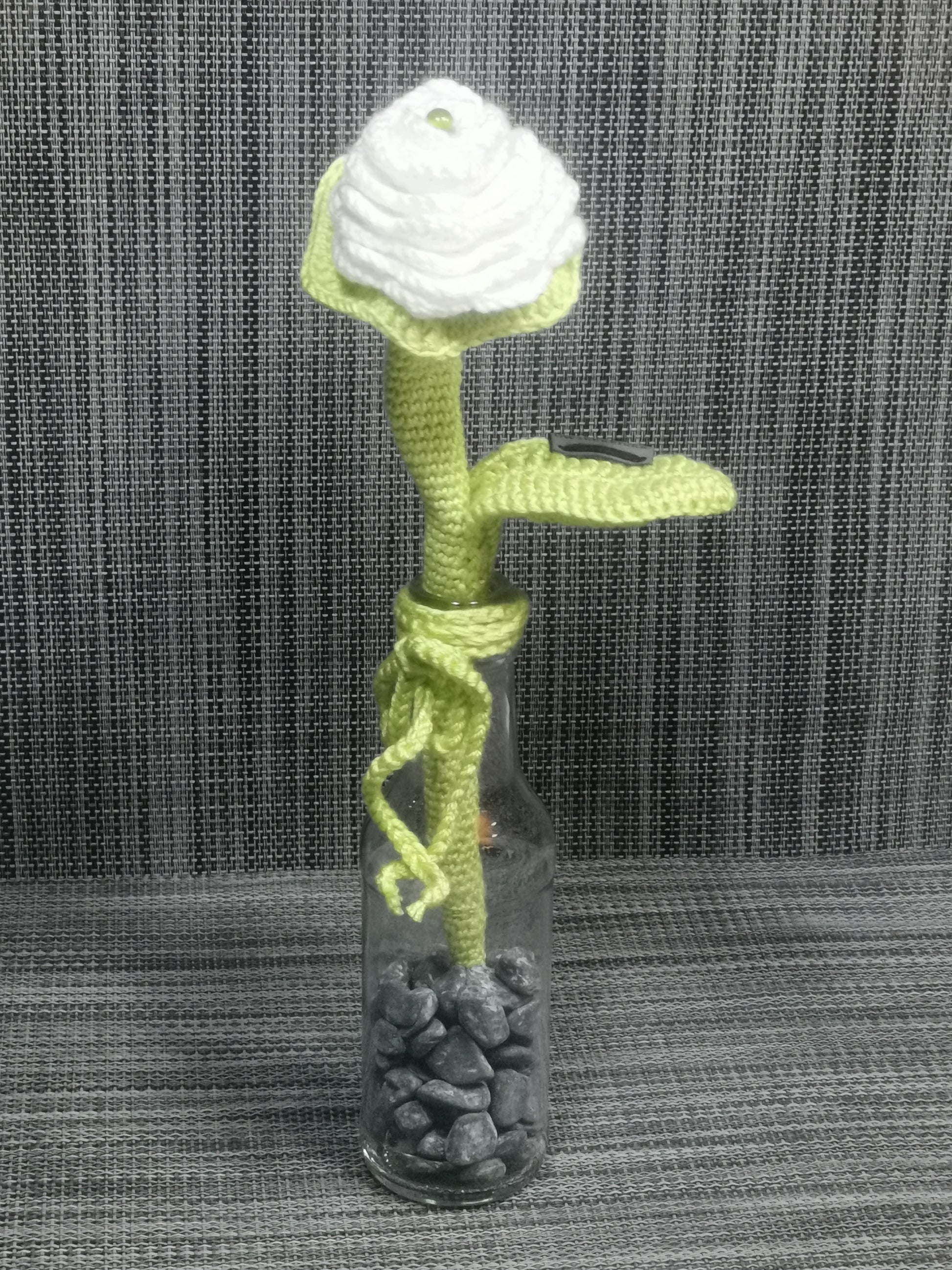 Gehäkelte Rose im Glas, handgemacht aus 100% Baumwolle, dekoriert mit Steinen. Einzelstück, Höhe 28 cm, nachhaltige Dekoration für Zuhause oder als Geschenk.