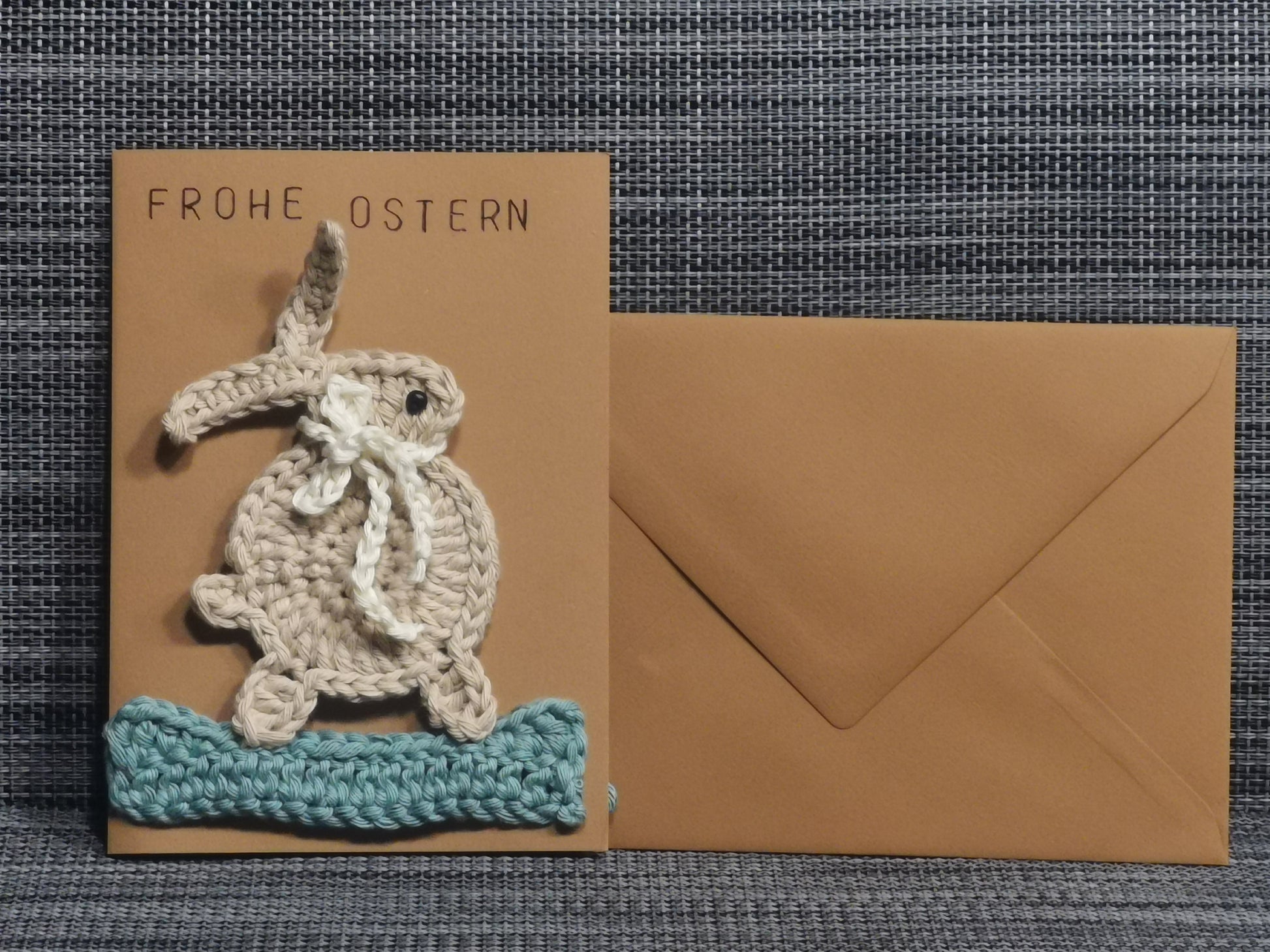 Osterkarte Osterhase Beige: Handgehäkelte Osterkarte mit beige Osterhasen, 100% Wolle, fröhlicher Frühlingsgruß