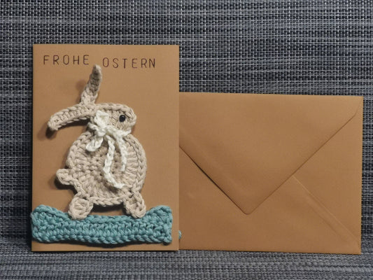 Osterkarte Osterhase Beige: Handgehäkelte Osterkarte mit beige Osterhasen, 100% Wolle, fröhlicher Frühlingsgruß