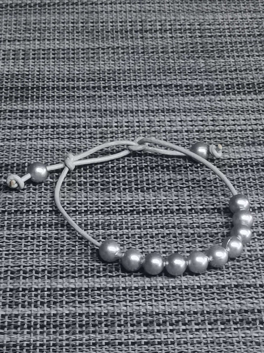 Perlenarmband in Grau – handgemachtes Lederband mit Perlen von bw-handmade, minimalistisch & elegant.