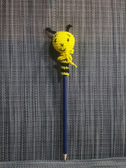 Gehäkeltes Bleistift-Tier Biene mit Flügeln, 100% Baumwolle – handgemacht inkl. Bleistift, von bw-handmade.