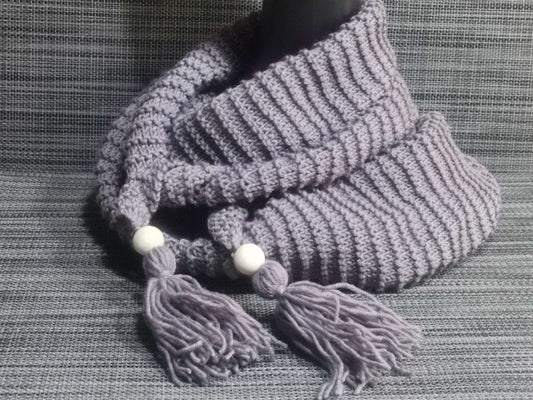 Handgestrickter Sommerschal in Malve, 260 cm lang, aus 100% Polyester – leichtes Accessoire für Frühling & Sommer von bw-handmade.