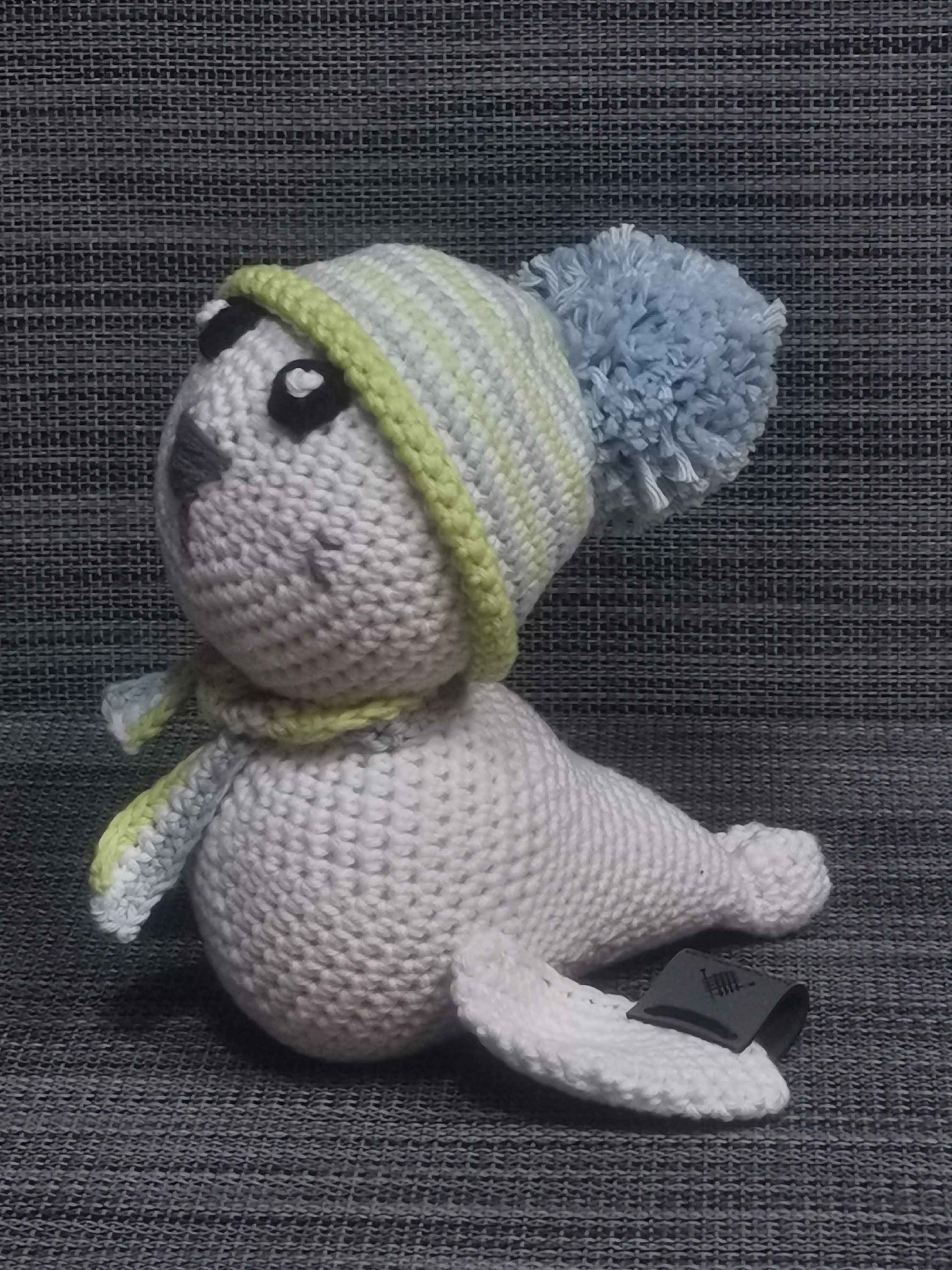 Handgehäkelte Robbe in Weiß, Grün und Blau, gefüllt mit Watte, 15x13x15 cm