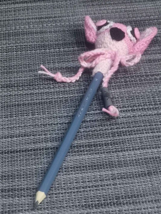Gehäkeltes Bleistift-Tier Stitch in Pink und Rosa, inkl. H-Bleistift