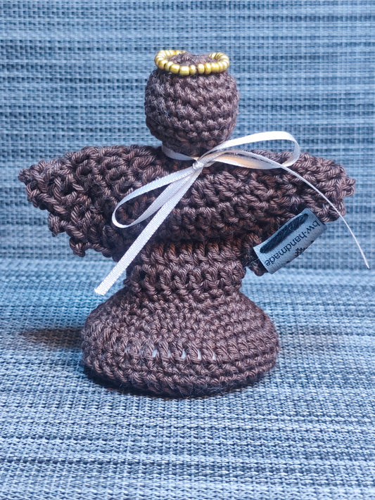 Gehäkelter Engel in Braun aus 100 % Baumwolle – handmade Weihnachtsdeko