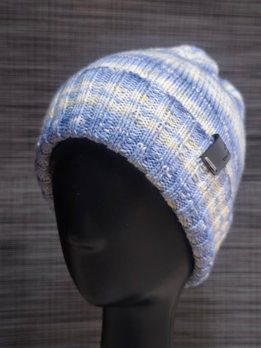 Handgestrickte Kindermütze in Blau – Gründl Baby Color Wolle