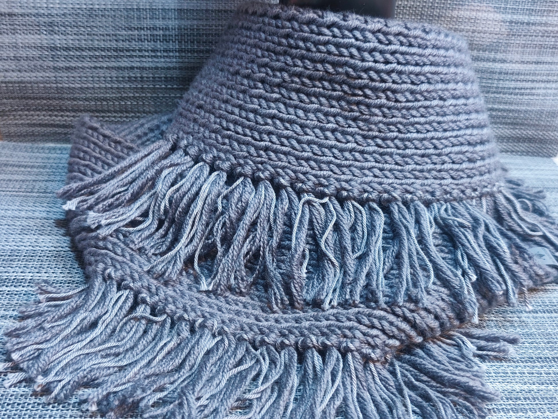 Handgestrickter Loop mit Fransen in Anthrazit aus Wolle – handmade von bw-handmade