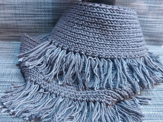 Handgestrickter Loop mit Fransen in Anthrazit aus Wolle – handmade von bw-handmade
