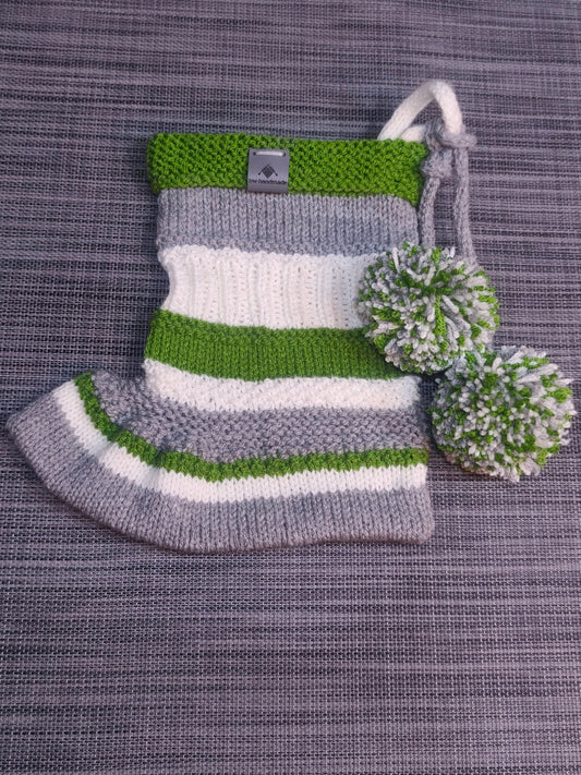 Handgestrickter Nikolausstrumpf in Grau, Grün und Weiß mit zwei Bommeln – Handmade Weihnachtsdeko