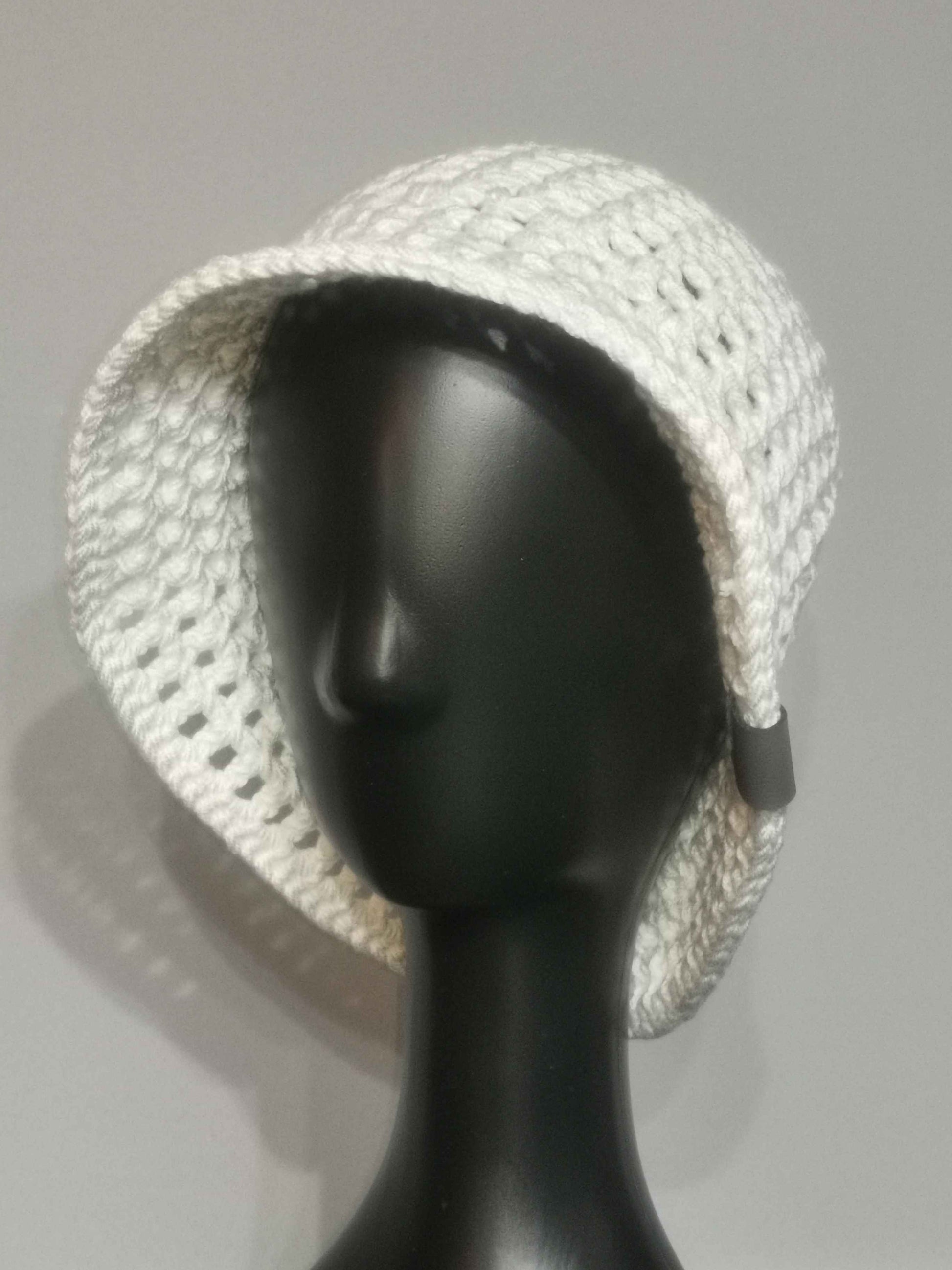 Handgehäkelter weißer Damen Sommerhut aus Baumwolle mit breiter Krempe von bw-handmade
