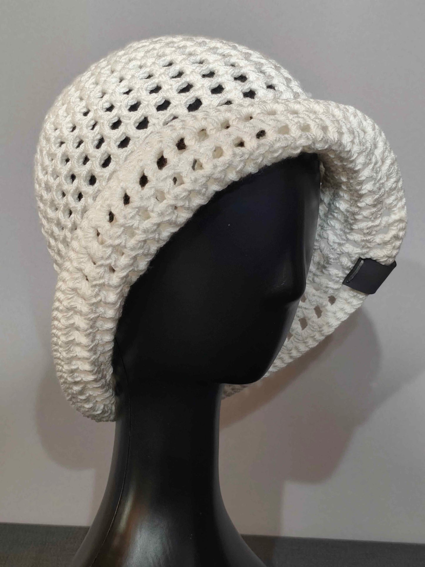 Weißer Sommerhut für Damen mit luftigem Häkelmuster – bw-handmade