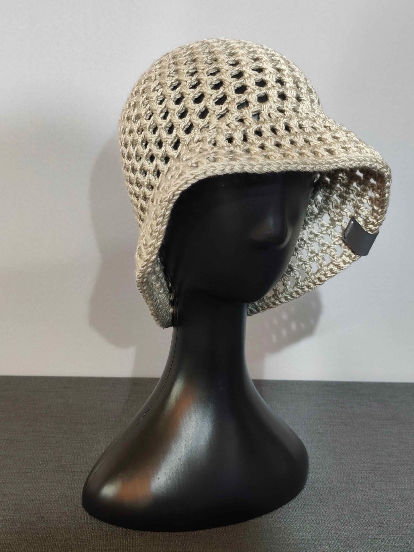 Damen-Sommerhut in der Farbe Taube mit luftigem Häkelmuster – bw-handmade