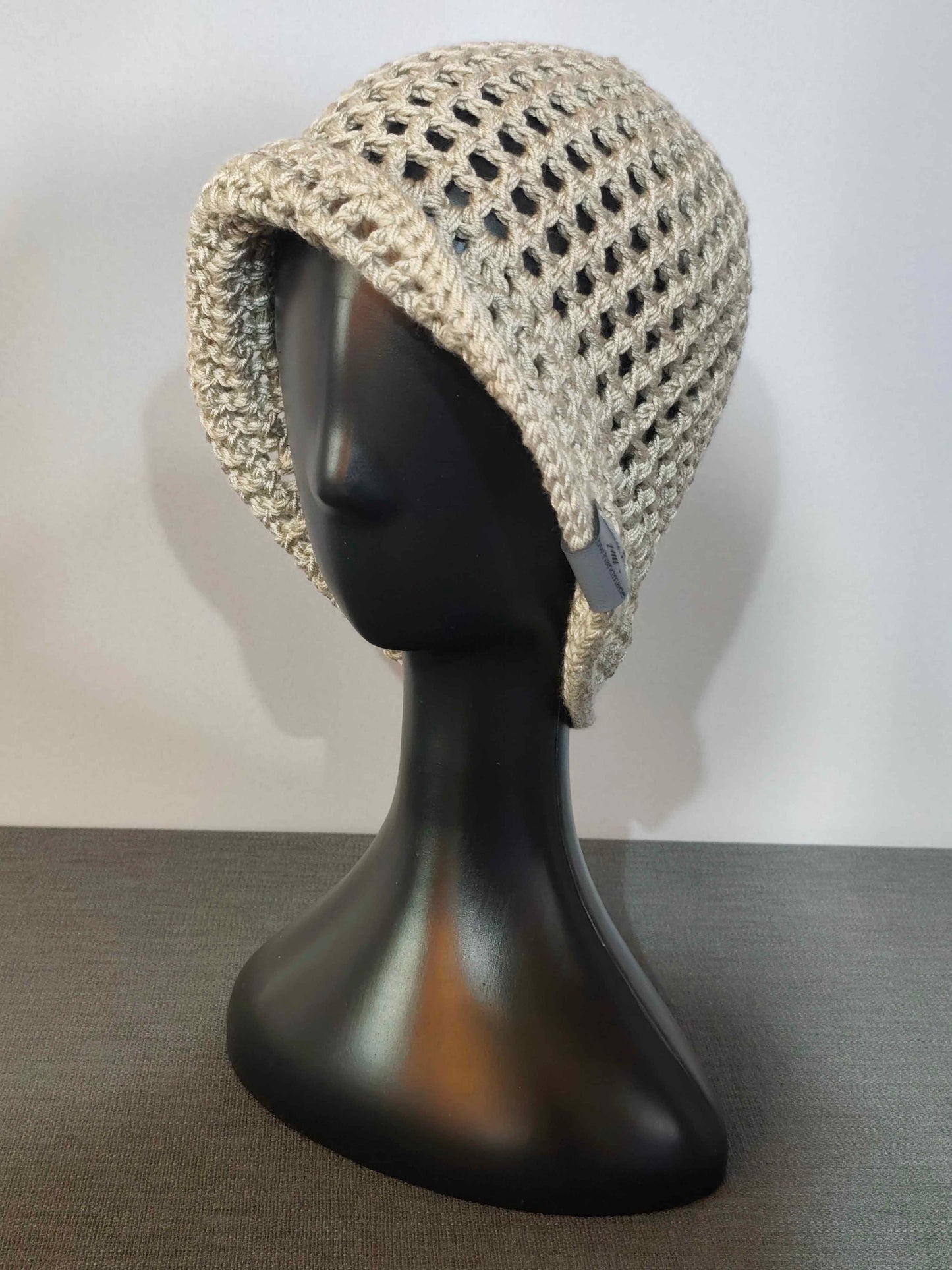 Handgehäkelter Damen-Sommerhut in Taube mit breiter Krempe – handgemacht von bw-handmade