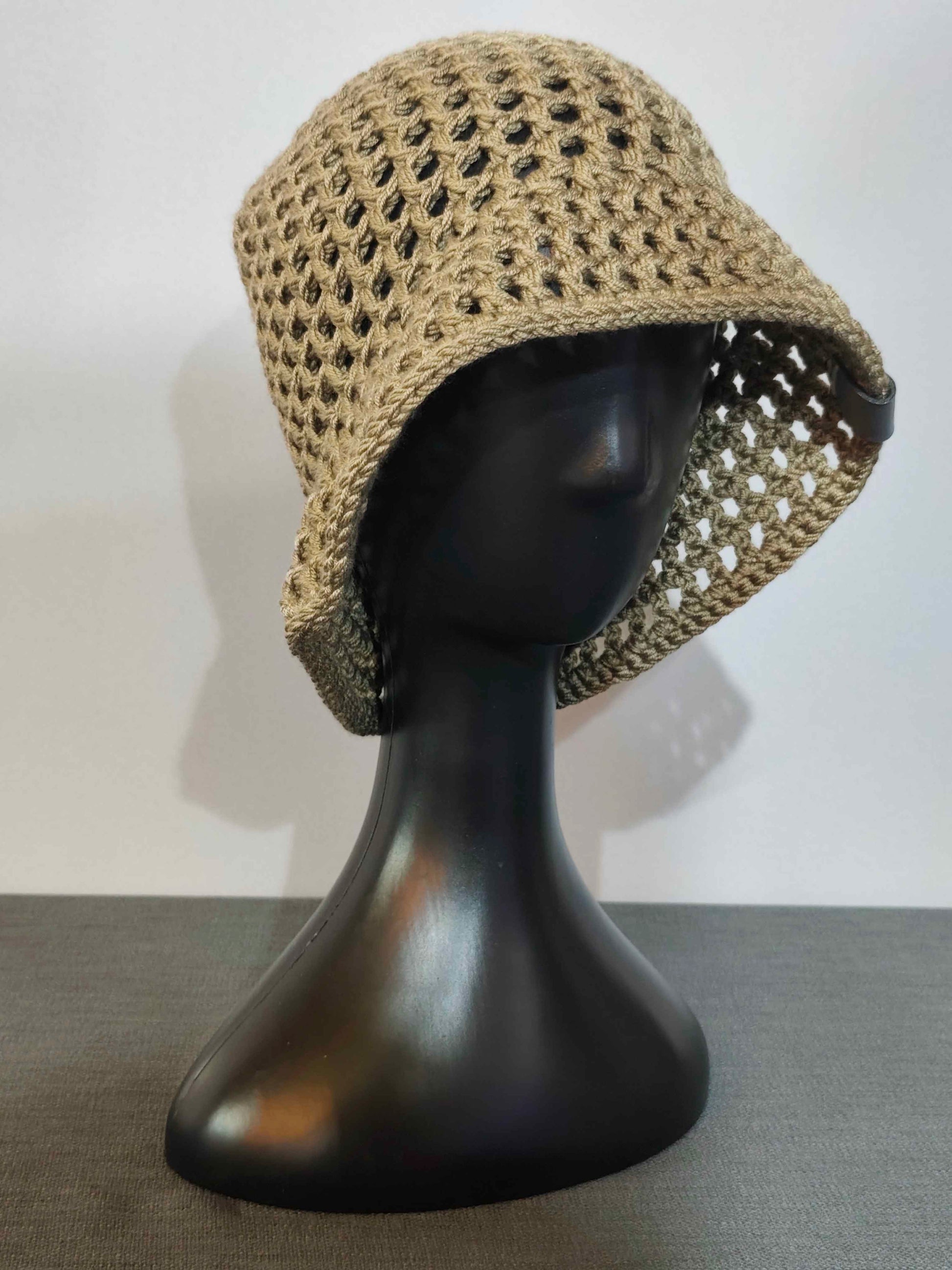 Khakifarbener Sommerhut für Damen mit luftigem Häkelmuster – bw-handmade