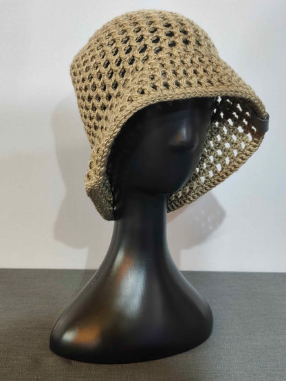 Khakifarbener Sommerhut für Damen mit luftigem Häkelmuster – bw-handmade