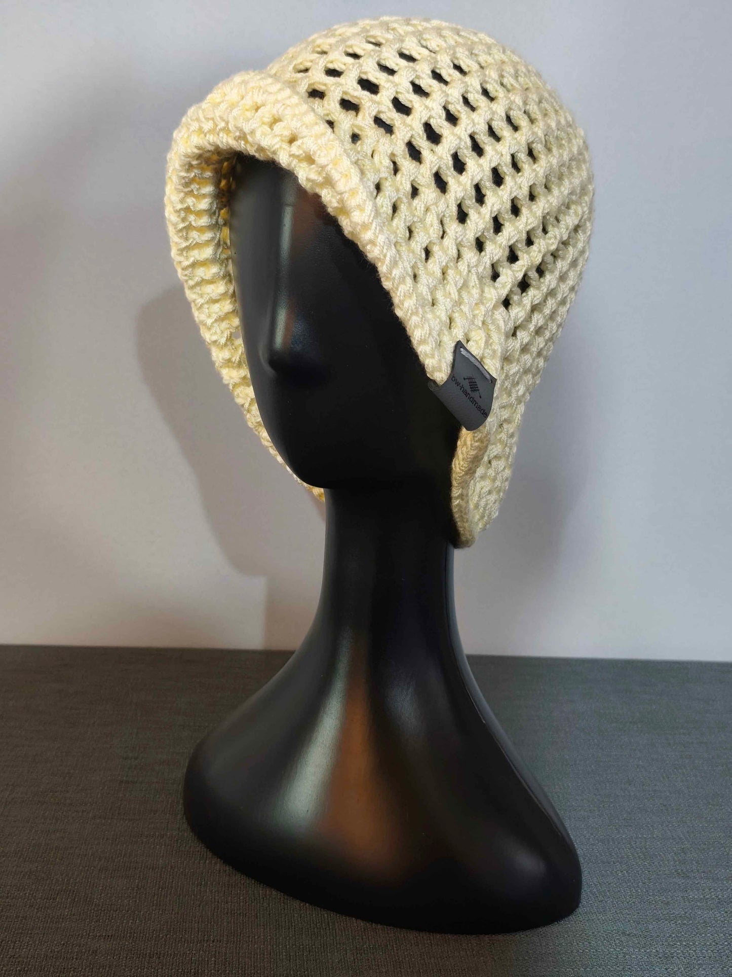 Vanillefarbener Sommerhut für Damen mit luftigem Häkelmuster – bw-handmade