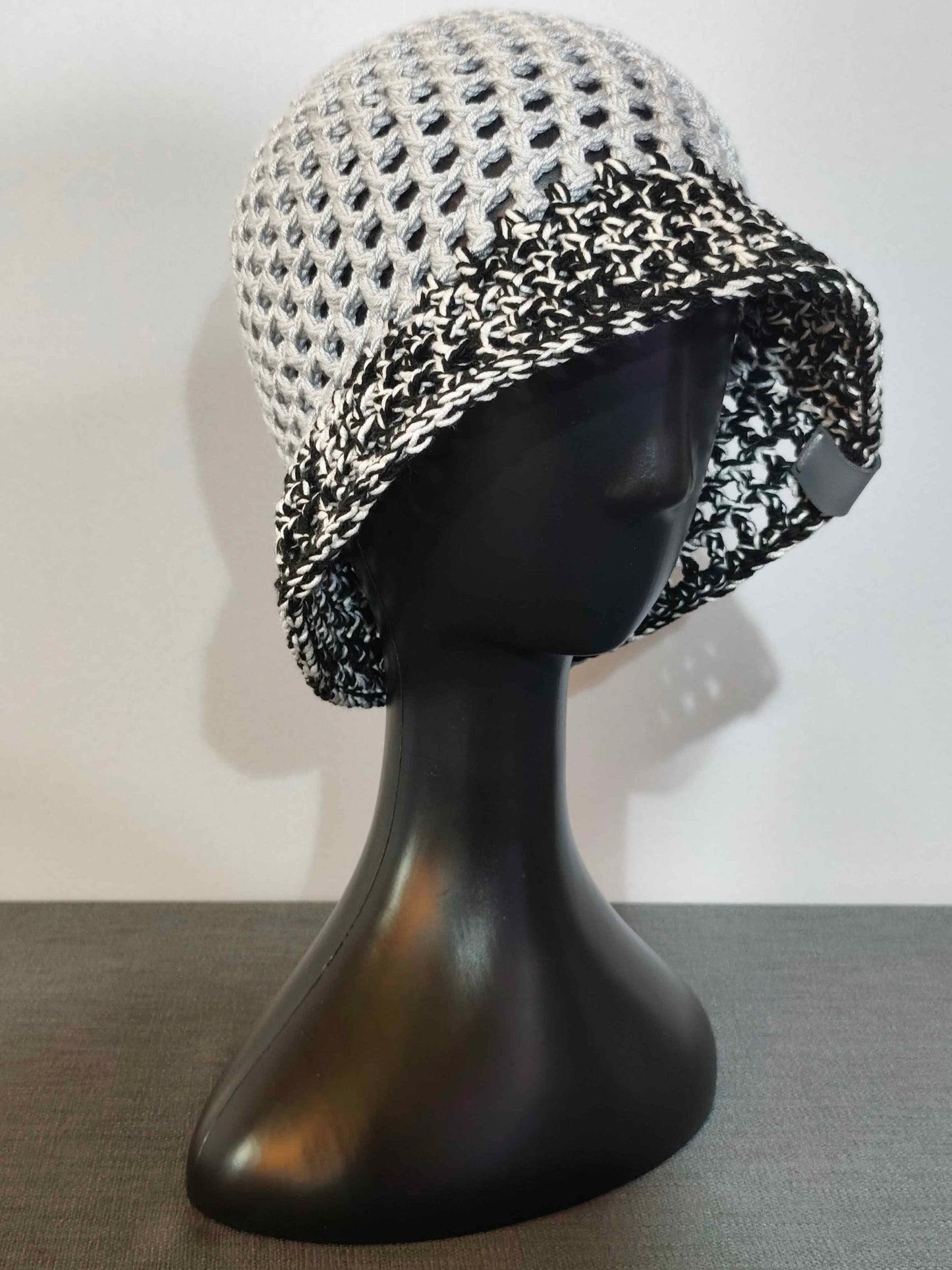 Handgehäkelter Damen-Sommerhut in Hellgrau mit schwarz-weißem Rand – bw-handmade