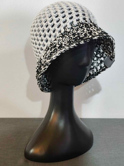 Handgehäkelter Damen-Sommerhut in Hellgrau mit schwarz-weißem Rand – bw-handmade