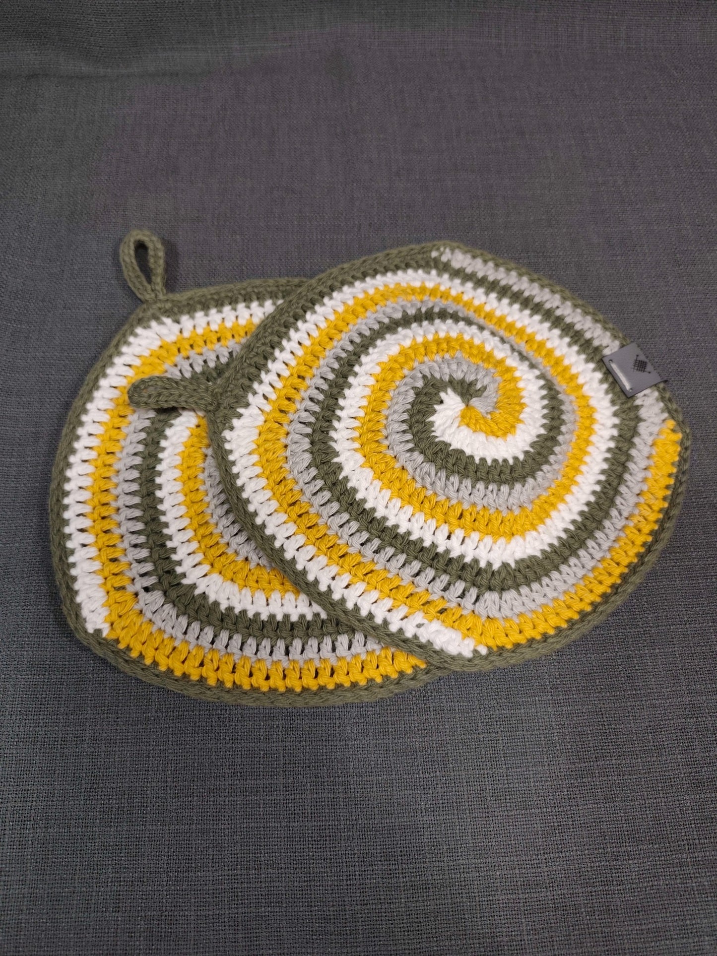 Topflappen 2er-Set mit Spiralmuster in Weiß, Gelb, Grau und Grün und Aufhängeschlaufen