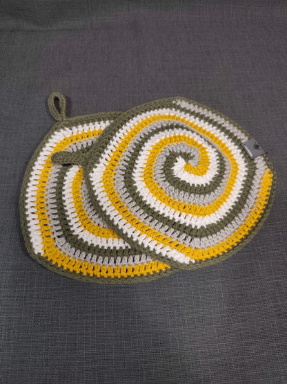 Topflappen 2er-Set mit Spiralmuster in Weiß, Gelb, Grau und Grün und Aufhängeschlaufen