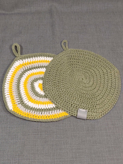 Handgehäkelte Topflappen mit buntem Spiralmuster und einfarbig grüner Rückseite