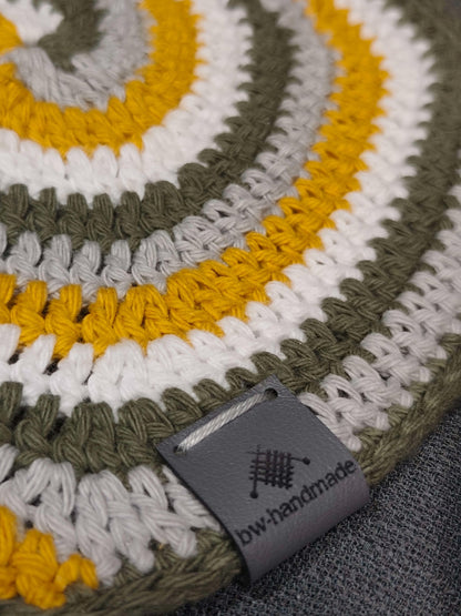Detail des gehäkelten Spiralmusters und bw-handmade Labels am Topflappen