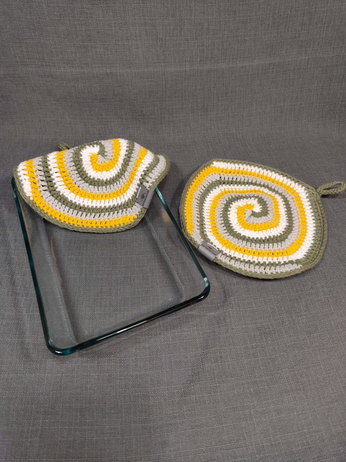 Handgehäkeltes Topflappen 2er-Set in Weiß, Gelb, Grau und Grün aus Baumwolle – bw-handmade