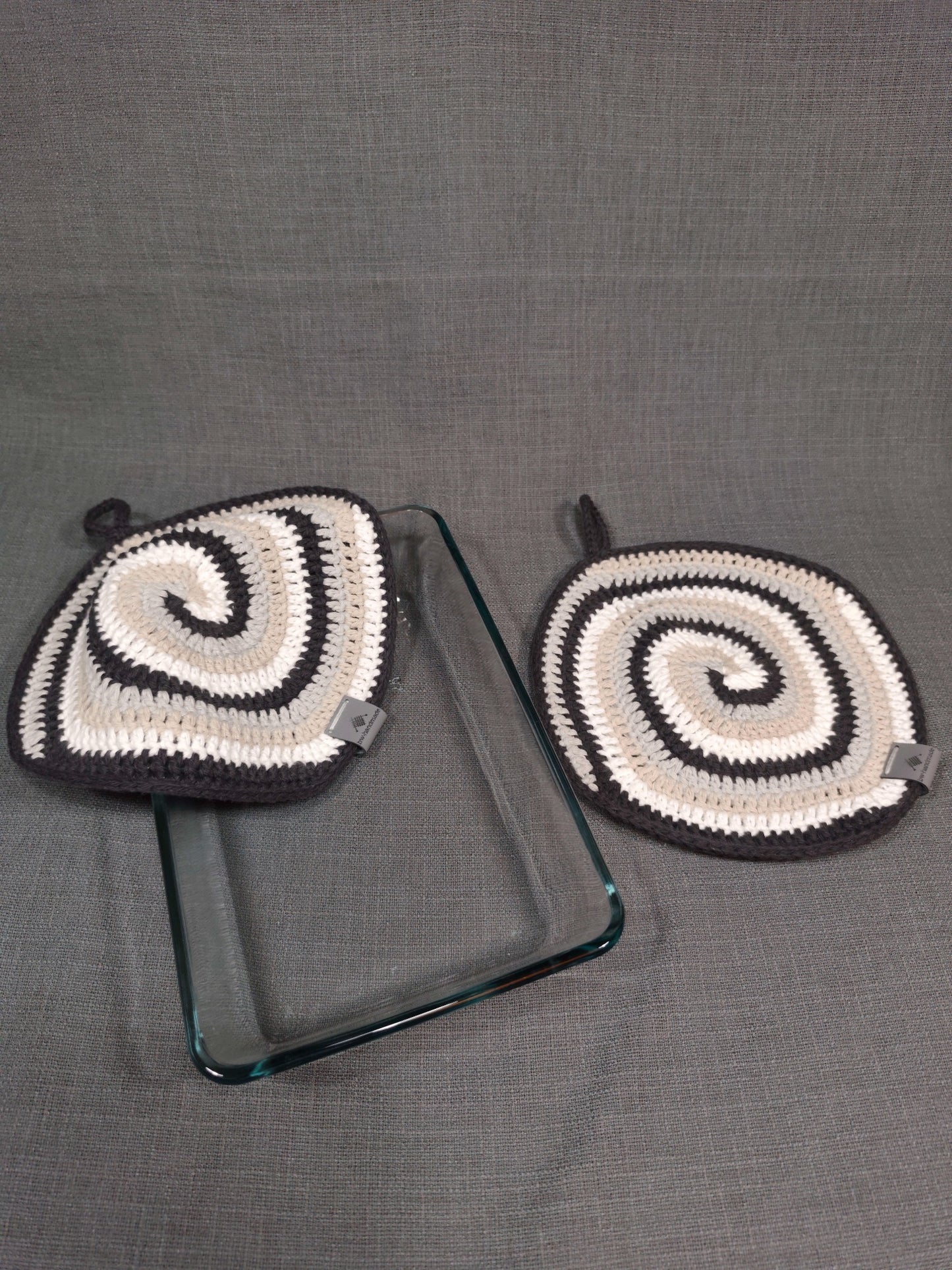Handgehäkeltes Topflappen 2er-Set in Weiß, Beige, Grau und Schwarz mit Auflaufform – bw-handmade
