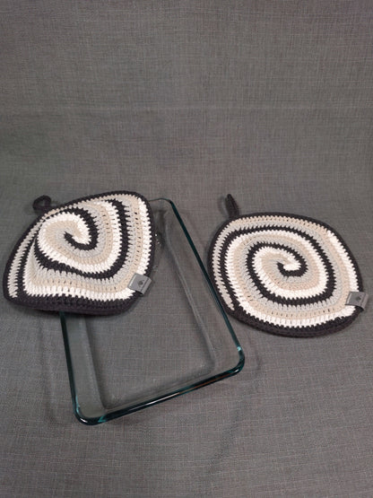 Handgehäkeltes Topflappen 2er-Set in Weiß, Beige, Grau und Schwarz mit Auflaufform – bw-handmade
