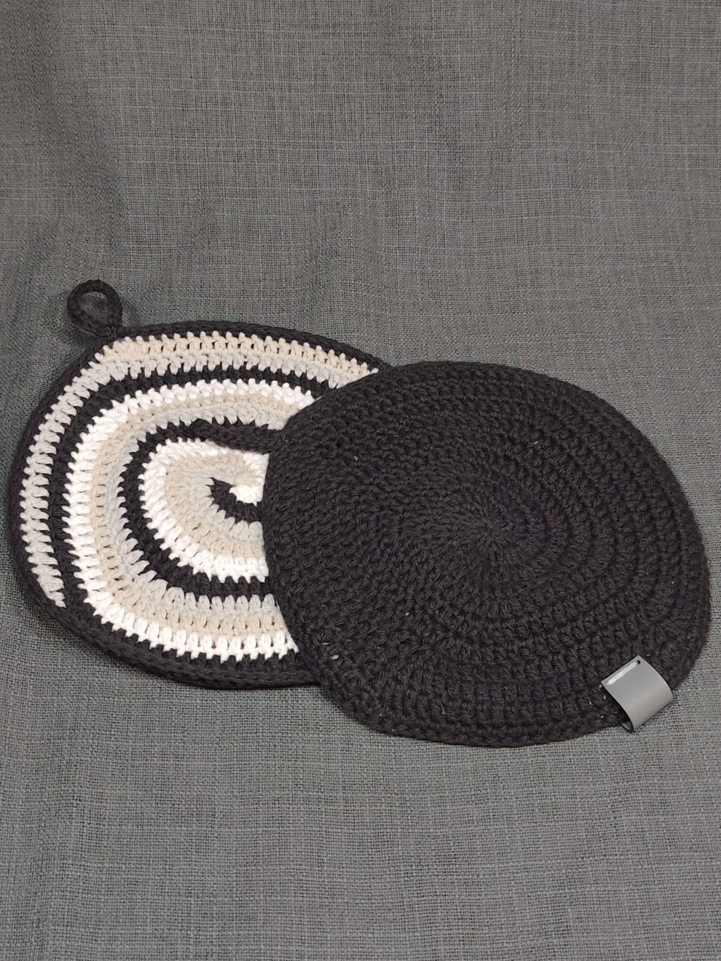 Gehäkelte Topflappen mit Spiralmuster und einfarbig dunkler Rückseite